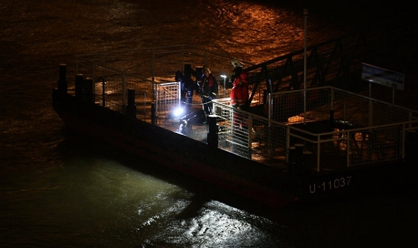 지난 29일(현지 시간) 오후 9시 헝가리 부다페스트 다뉴브강에서 유람선이 크루즈선과 침몰해 한국인 관광객 7명이 사망했다. (사진=AP/뉴시스)