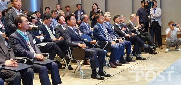 최정우 한국철강협회 회장이 '제20회 철의 날 및 SteelKorea 2019'에서 국내 철강산업 발전에 기여한 29명에 대한 수상을 지켜보고 있다. (사진=선초롱 기자)