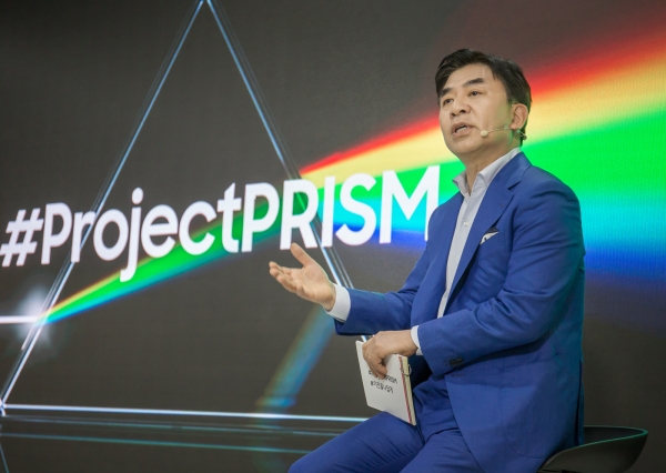 김현석 삼성전자 대표이사가 생활가전 사업의 새로운 비전인 ‘프로젝트 프리즘(Project PRISM)’과 맞춤형 가전 시대를 여는 첫번째 신제품 비스포크 냉장고를 소개하고 있다. (사진=삼성전자)