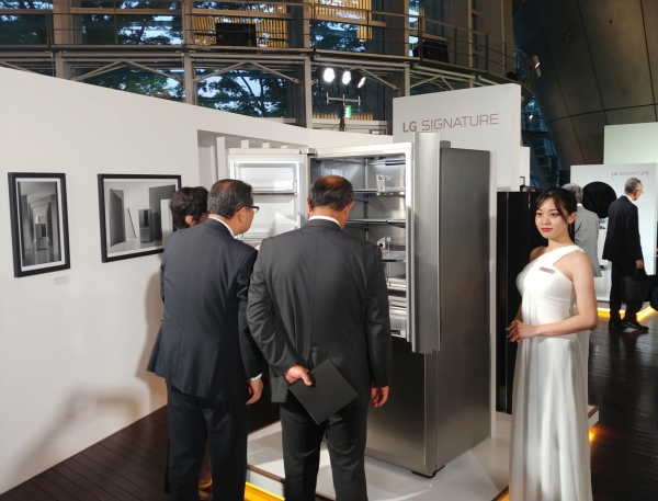 LG전자가 4일 일본 도쿄 국립신미술관에서 현지 거래선, 기자, 오피니언 리더 등 약 250 명을 초청해 ‘LG 시그니처’ 출시행사를 열었다. 참석자들이 초프리미엄 'LG 시그니처'를 살펴보고 있다. (사진=LG전자)