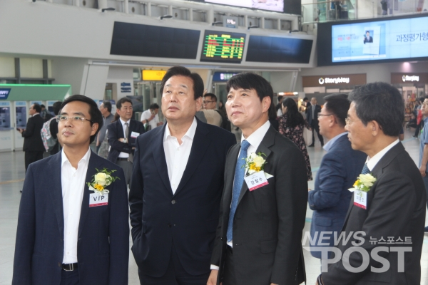 김무성 자유한국당 의원(가운데)이 19일 KTX 서울역사에서 열린 '오버다임 무안경 3D 전광판 시연회'에 참석했다. 사진은 강철수 오버다임 대표(오른쪽)에게 시연회에 관한 설명을 듣고 있는 김 의원의 모습. (사진=홍성완 기자)