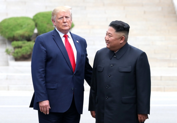 도널드 트럼프 미국 대통령이 지난달 30일 판문점 공동경비구역(JSA) 군사분계선에서 김정은 북한 국무위원장과 만나고 있다. (사진=뉴시스)