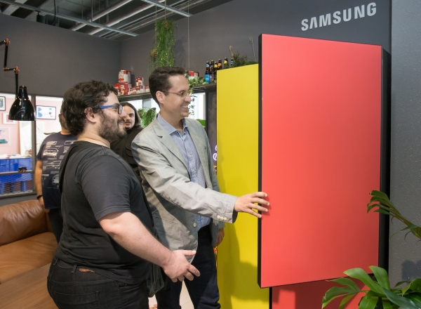 지난 3일 중남미 주요 매체 기자들이 삼성디지털프라자 강남본점에 마련된 '프로젝트 프리즘' 쇼룸을 방문해 맞춤형 냉장고 '비스포크'를 직접 체험해 보고 있다. (사진=삼성전자)