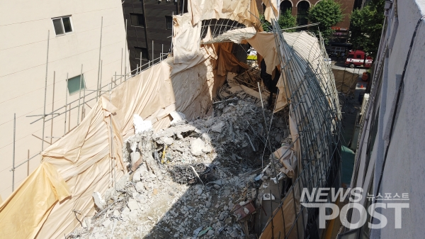 5일 서울 서초구 잠원동 건물 붕괴 현장. 해당 건물은 지난 4일 오후 2시 경 철거 중 무너져 내려 인근 도로를 덮쳤다. 이 사고로 4명의 사상자가 발생했다. (사진=김혜선 기자)