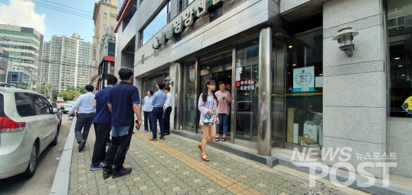 12일 초복을 맞아 서울 송파구의 한 보양식 전문점을 찾은 시민들이 입장을 기다리고 있다. (사진=선초롱 기자)