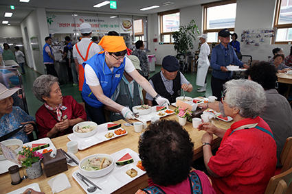 NS홈쇼핑 임직원들이 삼계탕나눔 행사에서 어르신들께 삼계탕 배식봉사를 하고있다. (사진=NS홈쇼핑)
