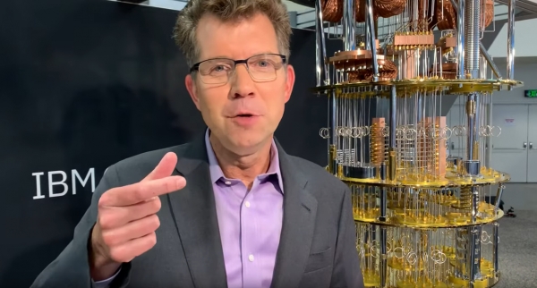 Jeffrey Welser IBM 리서치 부사장이 뒤편에 설치된 양자컴퓨터에 대해 설명하고 있다(출처:VentureBeat, YouTube, 2019, 캡처)