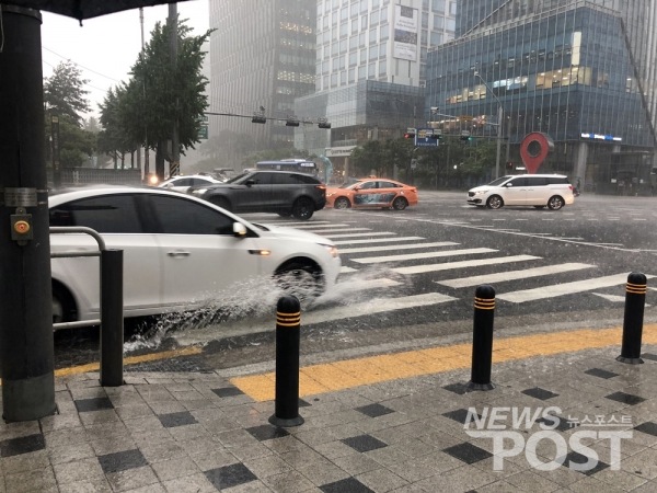 서울 을지로의 한 횡단보도 앞 하수구가 역류해 물이 고여 있다. (사진=이해리 기자)