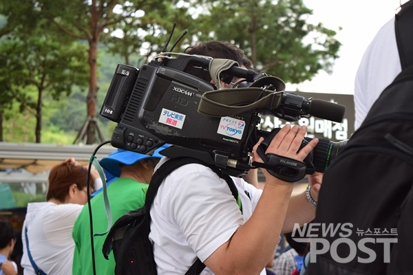 지난 14일 서울 남산 옛 조선신궁터에서 진행된 위안부 피해자 기림비 제막식에서 일본 'TV도쿄'가 취재하고 있다. (사진=홍여정 기자)
