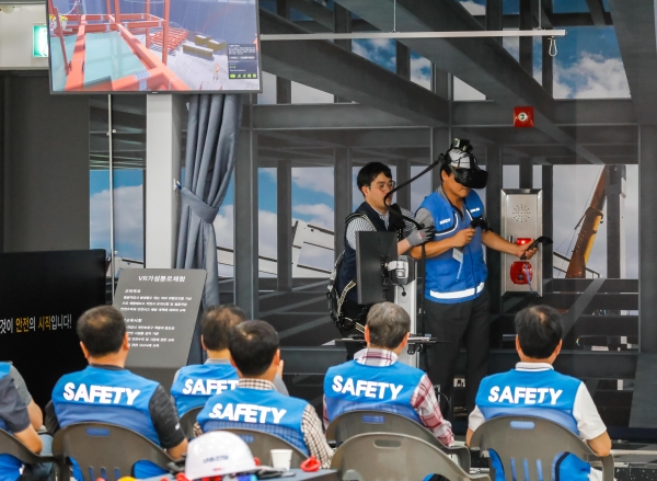 대림산업의 협력업체 대표들이 강사의 안내를 받으며 VR 안전 체험 교육을 받고 있다. (사진=대림산업)