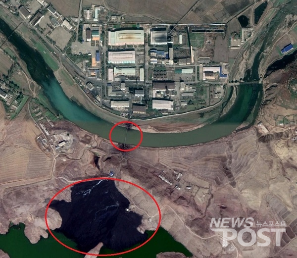 북한 평산군에 위치한 우라늄 공장의 파이브(위쪽 작은 동그라미)가 예성장 지류를 가로질러 폐수를 방출하고 있다. 폐수에 오염된 면적(아래 큰 동그라미)은 축구장 13개 크기에 해당한다. (자료=Google Earth, 2019.08.22. 편집=이상진 기자)
