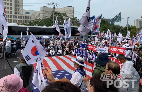 29일 이날 서울 서초구 대법원 앞에서 박근혜 전 대통령의 무죄를 주장하는 태극기 집회가 열렸다. (사진=이별님 기자)