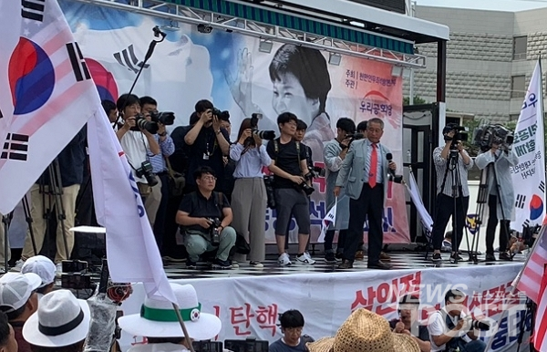 29일 이날 오후 서울 서초구 대법원 앞에서 진행된 태극기 집회에 한 참가자가 단상 위에 올라 박 전 대통령의 국정농단 사건 판결에 대해 말하고 있다. (사진=이별님 기자)
