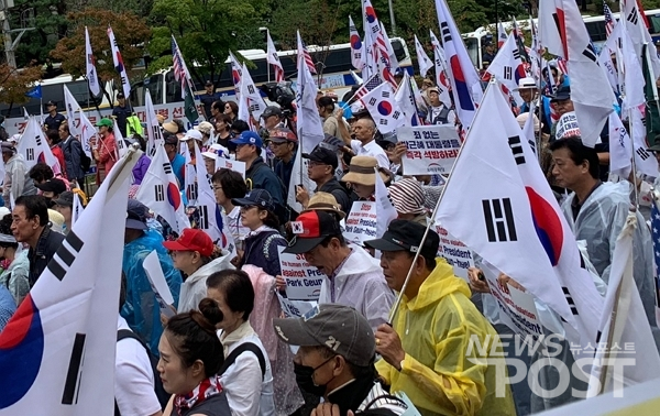 29일 이날 오후 서울 서초구 앞에서 진행된 태극기 집회에서 참가자들이 박근혜 대통령의 석방을 촉구하는 피켓을 들고 있다. (사진=이별님 기자)