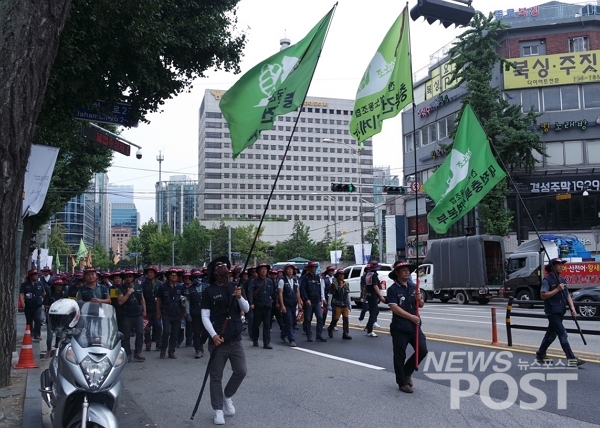 2일 이날 오후 서울 종로구 청와대 인근 도로에서 건설노조 조합원들이 행진하고 있다. (사진=이별님 기자)