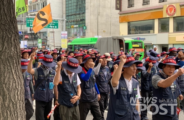 2일 이날 오후 서울 종로구 청와대 인근 도로에서 건설노조 조합원들이 행진하고 있다. (사진=이별님 기자)