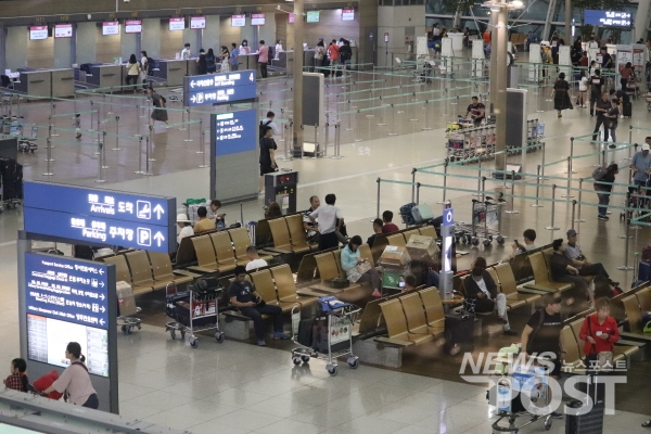 다소 한산해 보이는 인천 국제공항 제1터미널. 실제로 인천공항공사가 예측한 바에 따르면, 올해 추석 여행객은 지난해보다 3.1% 줄어들었다. (사진=김혜선 기자)