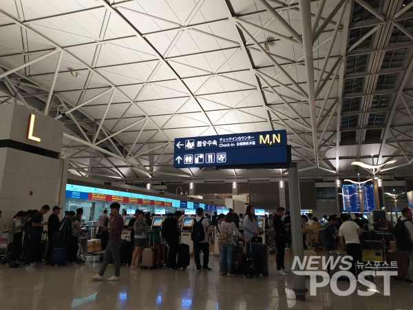 인천국제공항 제1터미널. 여행객들이 체크인을 위해 줄 서 있다. (사진=김혜선 기자)