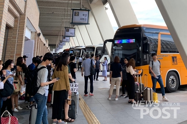 지난 11일 서울 서초구 고속버스터미널 주요 탑승 플랫폼에 승객들이 줄을 서고 있다. (사진=이별님 기자)