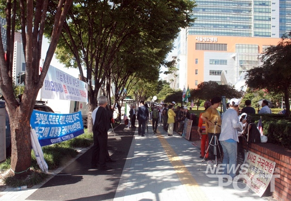 서울 반포동 서울성모병원 정문 앞 박근혜 전 대통령 지지자들이 모여있다. (사진=이해리 기자)