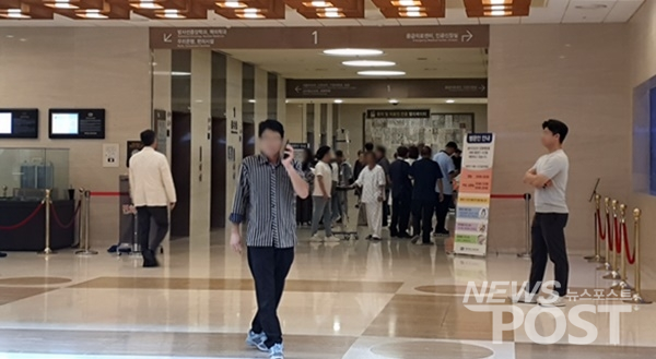 서울성모병원 내부 사람들이 병동으로 가는 엘레베이터를 기다리고 있다. (사진=이해리 기자)