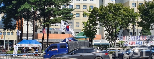 병원 입구에 세워진 우리공화당 측 천막. (사진=이해리 기자)