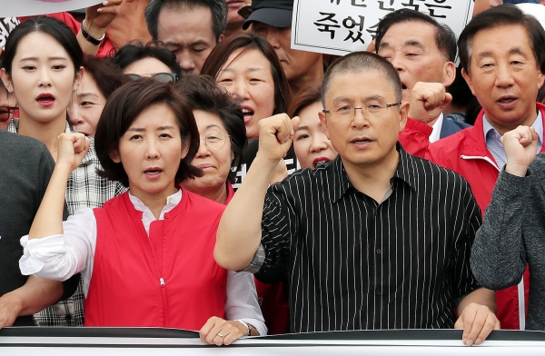 자유한국당 황교안 대표, 나경원 원내대표 및 당원들이 21일 오후 서울 종로구 세종대로에서 조국 법무부장관 규탄 집회를 가졌다. (사진=뉴시스)