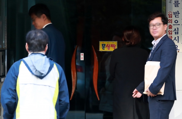 검찰 수사관들이 23일 오전 서울 서초구 방배동 조국 법무부 장관 자택 압수수색을 하기 위해 건물로 들어서려 하고 있다. (사진=뉴시스)