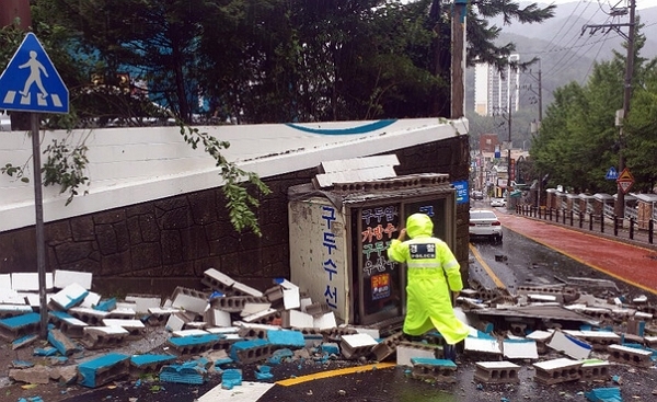 지난 22일 태풍 영향으로 부산 북구의 한 패스트푸드점 건물 담장이 무너지는 사고가 났다. (사진=뉴시스)