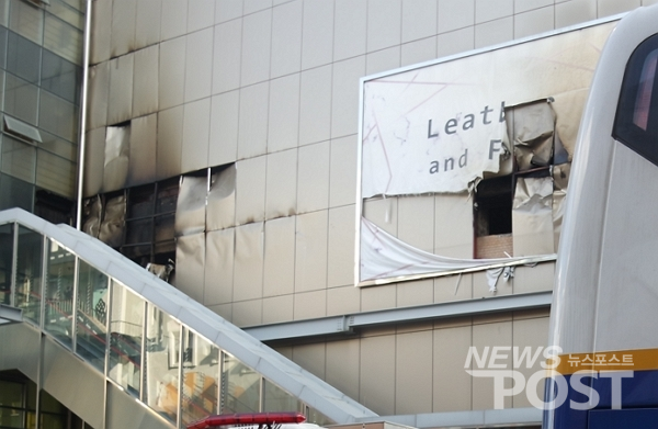 23일 서울 동대문구 제일평화시장 건물 외벽에 화재 흔적이 남아있다. (사진=이별님 기자)