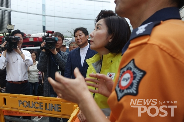 23일 자유한국당 나경원 원내대표가 서울 중구 제일평화시장 화재 현장을 바라보고 있다. (사진=이별님 기자)