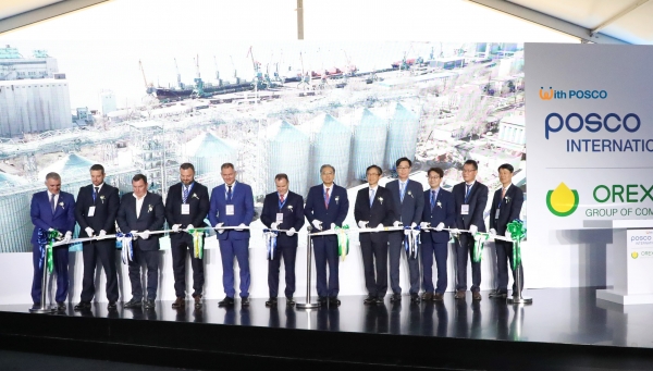 (왼쪽 여섯번째 부터)유리 부드닉 오렉심 그룹 회장, 김영상 포스코인터내셔널 사장, 권기창 주 우크라이나 대사가 25일 우크라이나 곡물 수출터미널 준공식에서 기념촬영을 하고 있다. (사진=포스코인터내셔널)