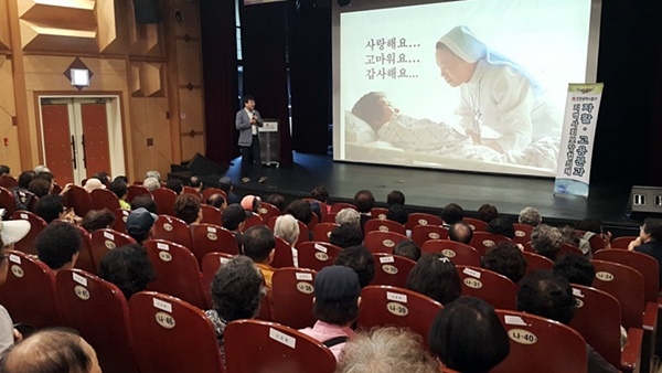 지난 23일 강원남 웰다잉 연구소 소장이 인천 중구 한중문화관에서 웰다잉에 대한 특강을 진행하고 있다. (사진=웰다잉 연구소)