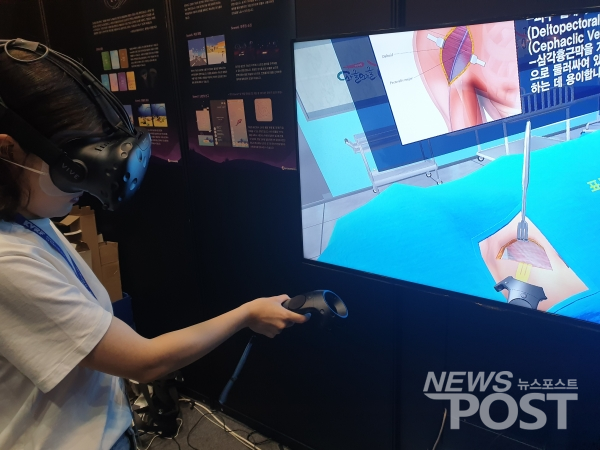 오썸피아 관계자가 VR 해부 시뮬레이션 시범을 보이고 있다. (사진=이상진 기자)