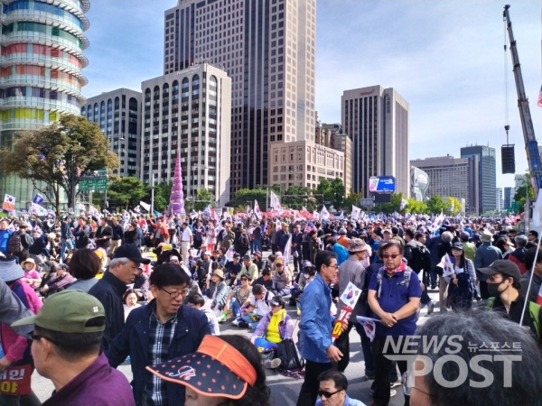 9일 광화문광장에 시민들이 모여 '조국 반대' 구호를 외치고 있는 모습. (사진=김혜선 기자)