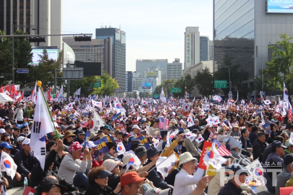 지난 9일 광화문 광장을 가득 메운 보수 집회 참가자들. (사진=김혜선 기자)