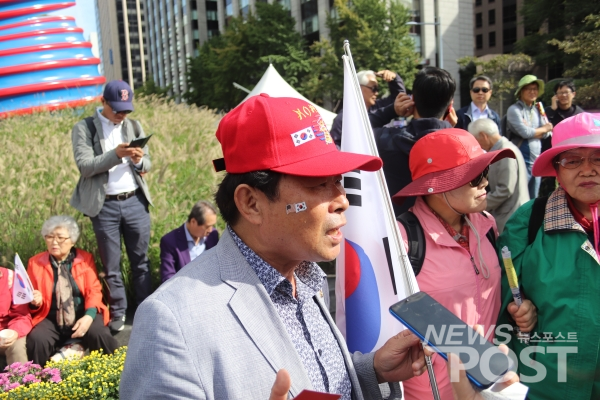 김종우(60대·남)씨는 광화문 집회에 나온 이들이 모두 자발적이라고 강조했다. (사진=김혜선 기자)