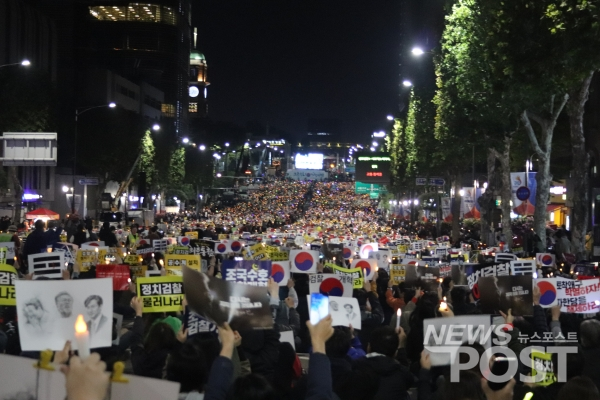 지난 12일 서초동 일대 거리를 가득 메운 촛불집회 참가자들. (사진=김혜선 기자)