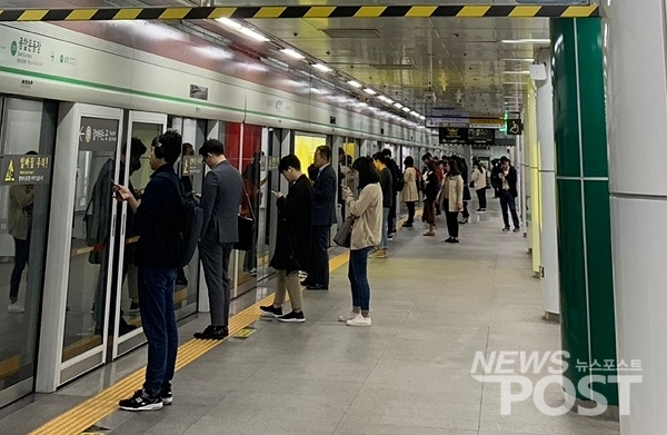 16일 서울 송파구 2호선 종합운동장역에서 시민들이 열차를 기다리고 있다. (사진=이별님 기자)