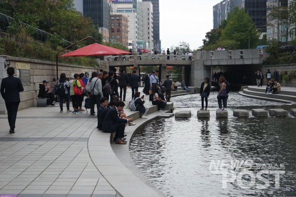 17일 '제5회 청계천 업사이클 페스티벌 류'가 열리는 서울 종로구 청계광장에서 시민들이 휴식을 취하고 있다. (사진=이별님 기자)