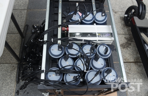 17일 서울 종로구 청계광장에서 진행된 '청계천 에너지 낚시터' 행사 매대 옆에 충전기가 놓여있다. (사진=이별님 기자)