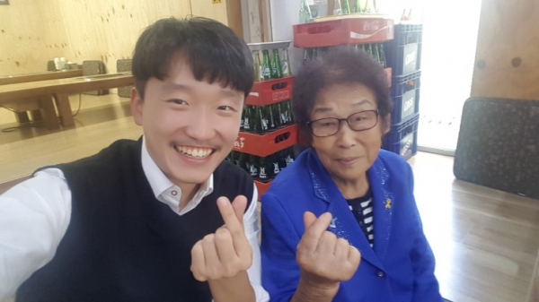 유니클로 광고 패러디 영상을 찍은 윤동현 씨와 양금덕 할머니. (사진=윤동현 페이스북)