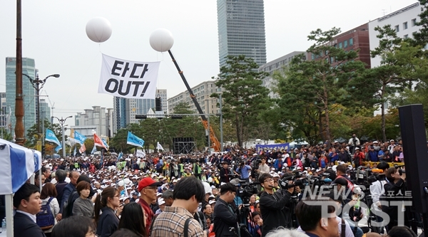 23일 서울 여의도 국회의사당 앞에서 열린 ‘타다 OUT!’ 상생과 혁신을 위한 택시 대동제‘에서 참가자들이 구호를 외치고 있다. (사진=이해리 기자)