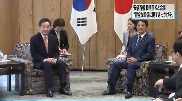 이낙연 국무총리와 아베 신조 일본 총리. (사진=NHK 방송 캡쳐)