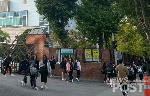 28일 서울 송파구 인근 고등학교에서 학생들이 하교하고 있다. (사진=이별님 기자)