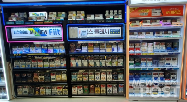 서울 송파구의 한 편의점에 진열된 일반 담배와 궐련형 담배. (사진=선초롱 기자)