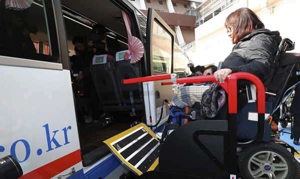 전동 휠체어를 탄 시민이 28일 서초구 서울고속버스터미널에서 휠체어 탑승 설비를 장착한 고속버스에 탑승하고 있다. (사진=뉴시스)