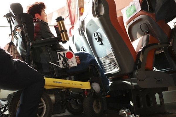 지난 28일 전동 휠체어를 탄 시민이 서초구 서울고속버스터미널에서 휠체어 탑승 설비를 장착한 고속버스에 탑승했다. (사진=뉴시스)