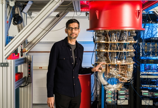 순다르 피차이 구글 CEO(사진)와 양자컴퓨터. (사진=구글 공식블로그)