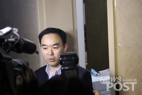 지난 4월25일 자신의 의원실에서 탈출한 채이배 의원이 국회 운영위원장실 앞에서 인터뷰를 하고 있다. (사진=김혜선 기자)
